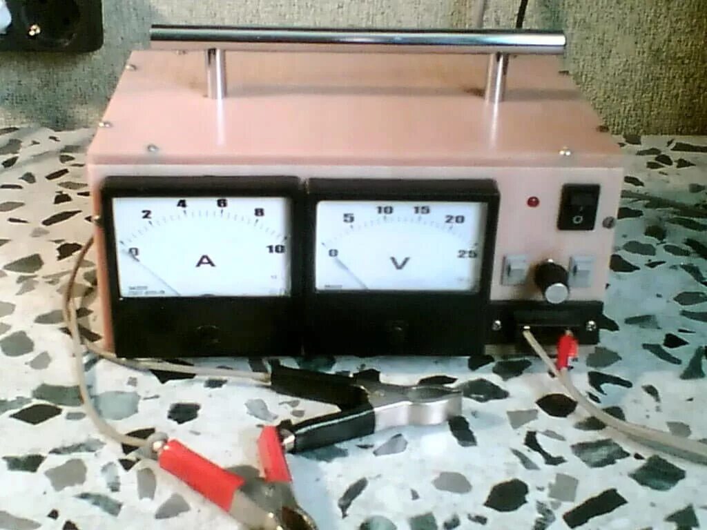 Самодельное автомобильного аккумулятора. Советские зарядные устройства для автомобильных аккумуляторов 1982. Советский импульсный зарядник для аккумулятора автомобиля. Трансформатор зарядки 12-24 ЗИЛ. Советское зарядное для аккумулятора.