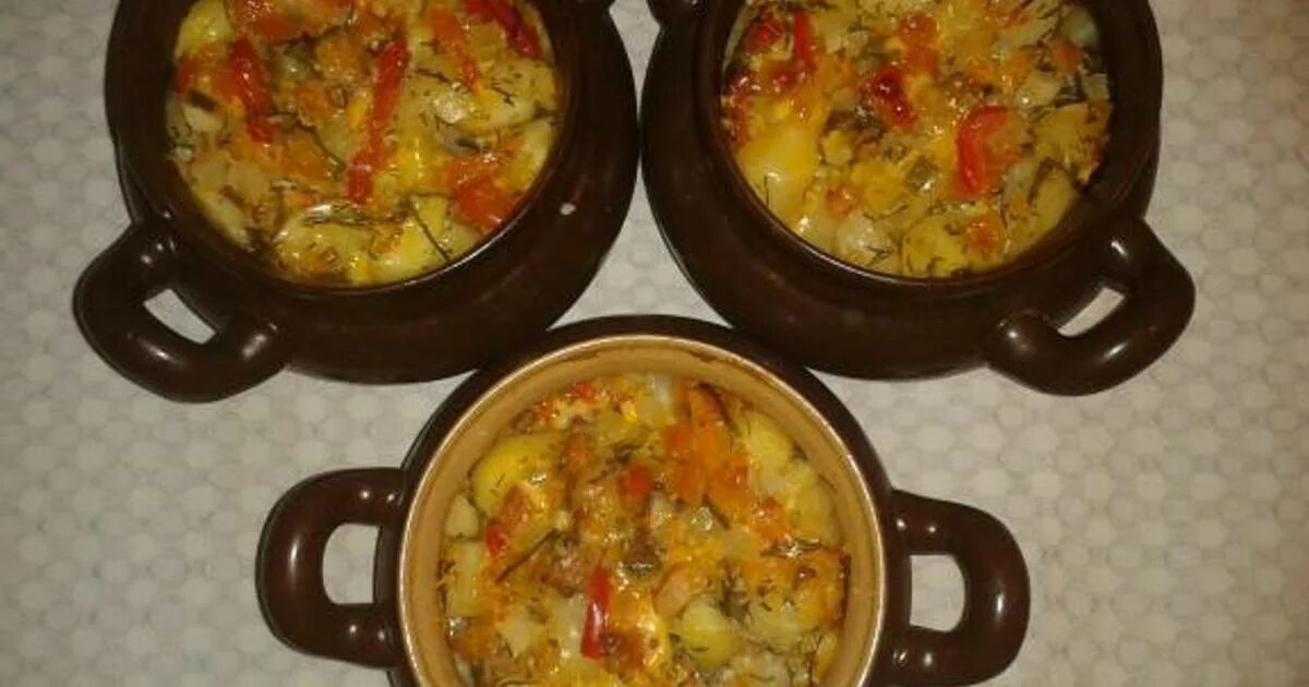 Сколько готовится курица в горшочках. Грудка в горшочках в духовке. мясо в горшочках с картошкой. куриная грудка с картошкой в горшочках в духовке. курица в горшочке в духовке с картошкой и овощами.
