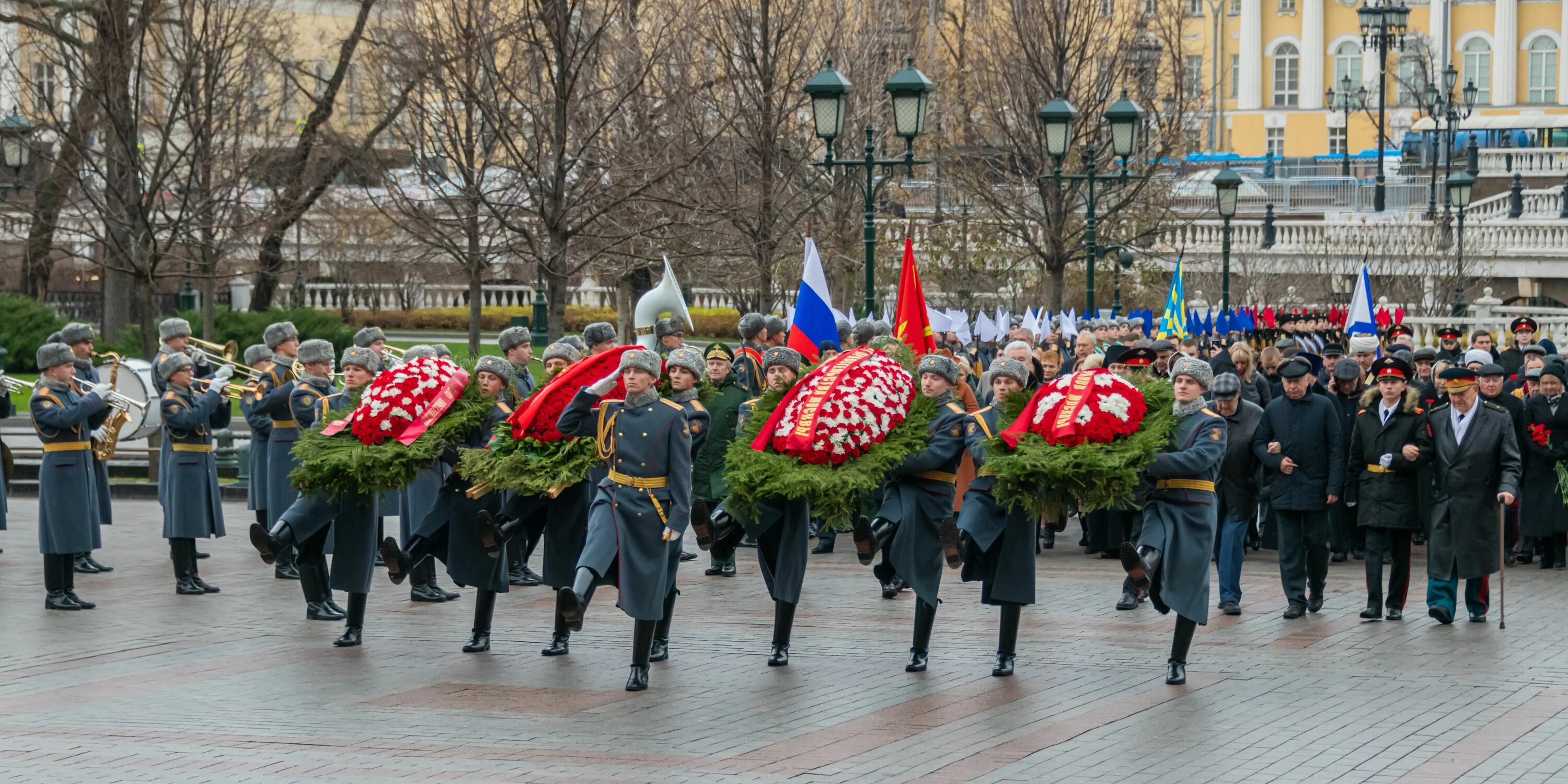 Возложение исполнения. Возложение цветов к могиле неизвестного солдата в москве. возложение венков у могилы неизвестного солдата в москве. парад победы возложение цветов. парад победы возложение венков.