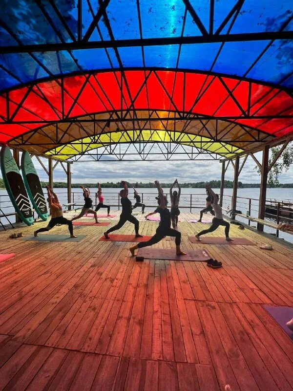 фитнес туризм. фитнес туризм. фитнес туры 2024. групповой фитнес на пляже. йога тур в сочи 2022.