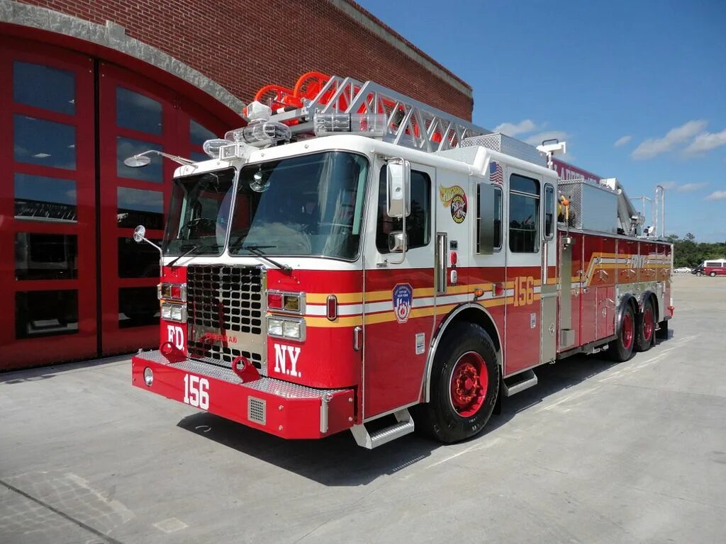 Пожарная машина FDNY. Rescue Ambulance FDNY. Синяя пожарная машина. Пожарная машина США.