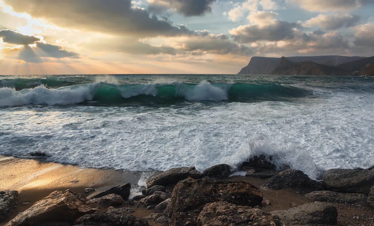 уральский прибой. морской прибой. море сияющее солнце. жизнь это прибой. вода.