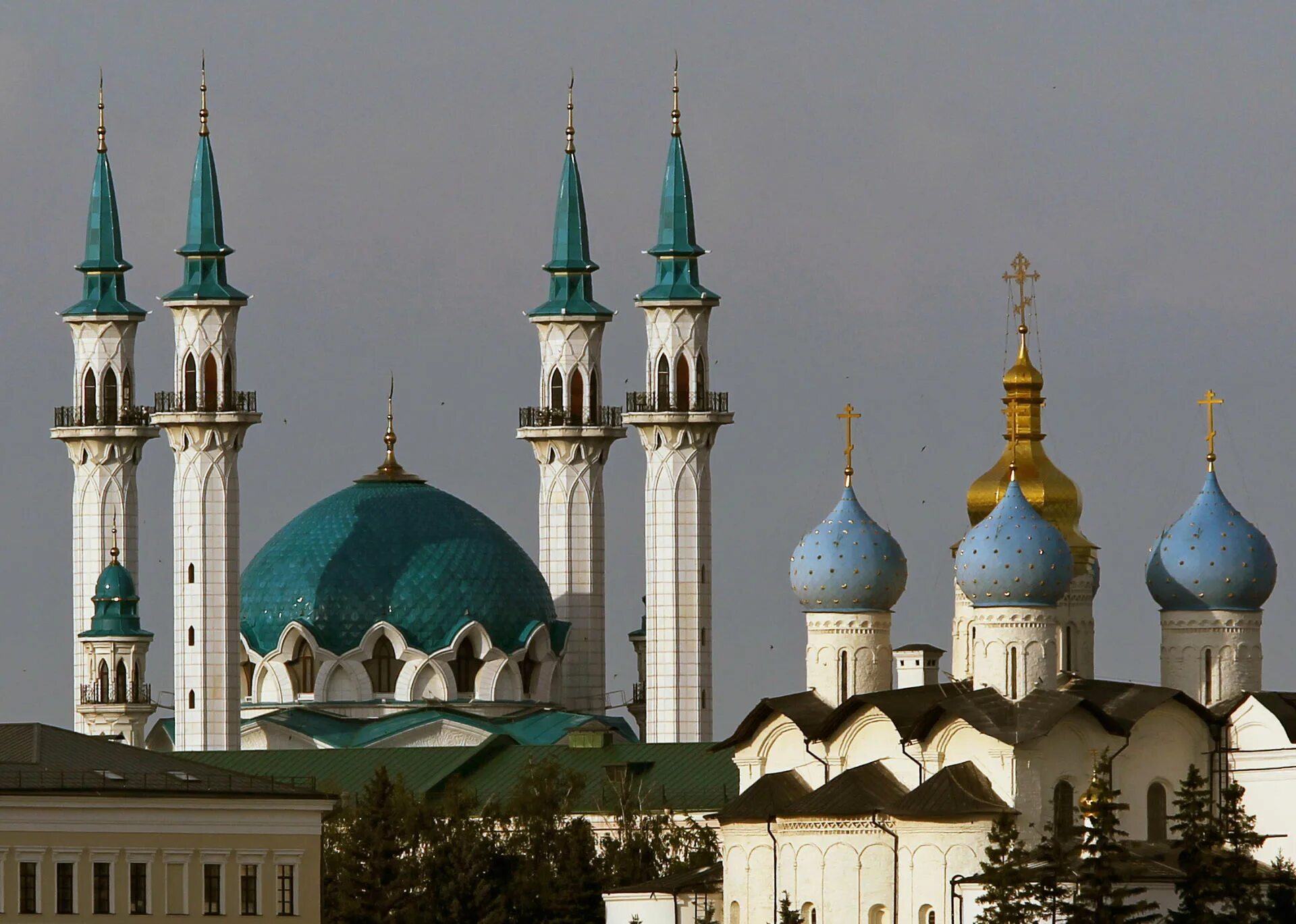 Казань кул Шариф и Благовещенский собор. Церковь кул Шериф Казани. Храм кул Шариф в Казани религия. Ислам мечеть кул Шариф.