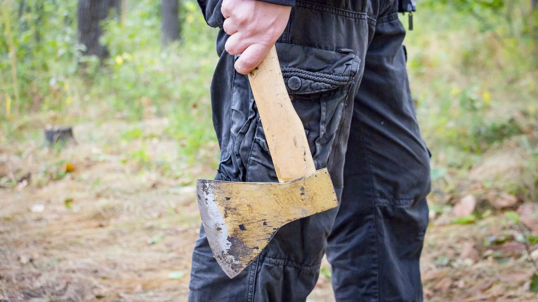 Мужика убивают топором. Мужика убивают топором. Мужика убивают топором. Мужика убивают топором. Держит топор.