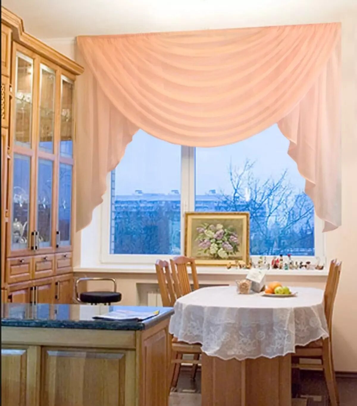 Фото тюль на кухне красиво. Красивые шторы на кухню. Ламбрекен на кухню. Тюль на кухню. Красивые занавески на кухню.
