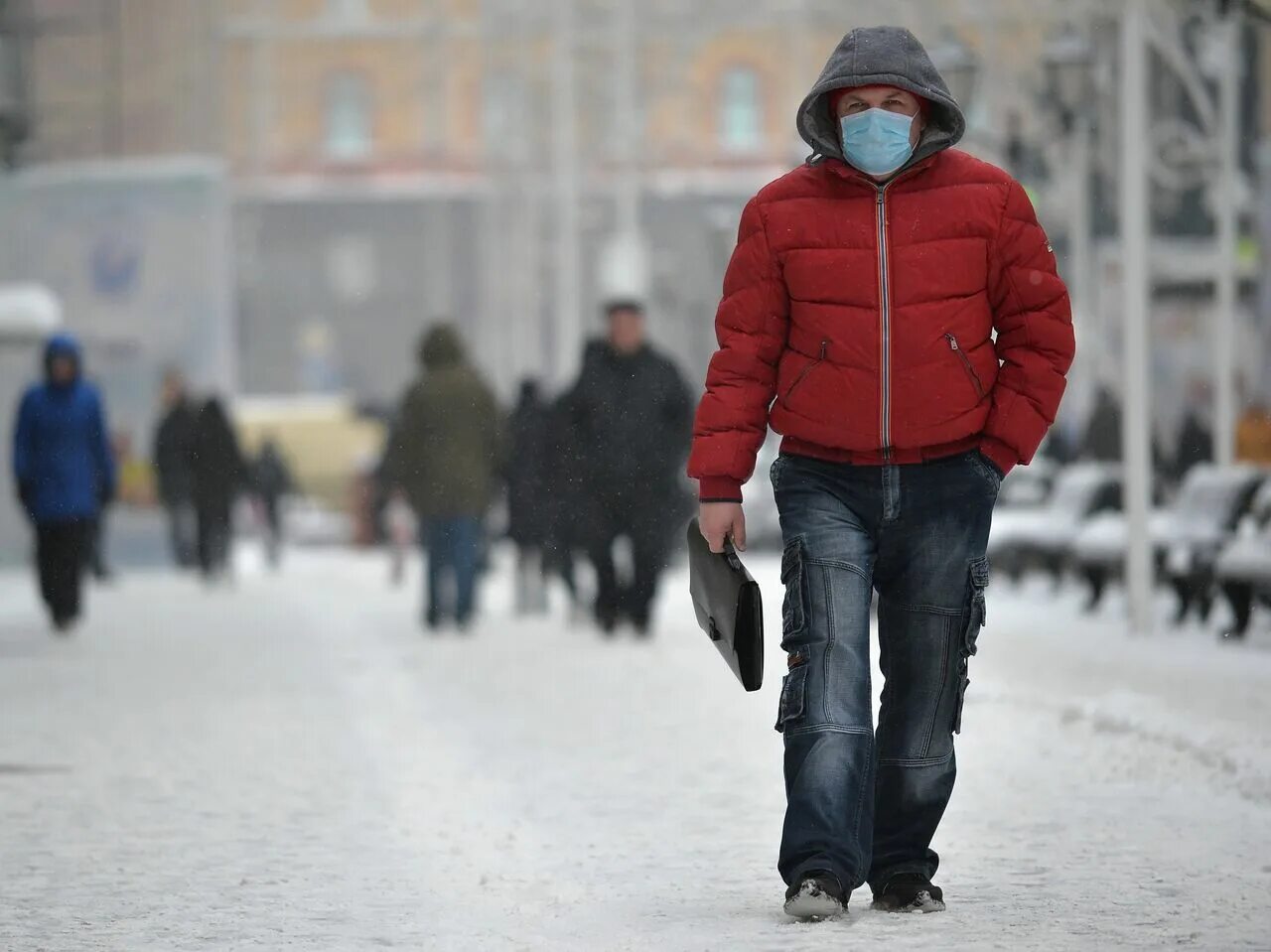 Люди зимой на улице. Люди в городе зимой. Люди идут по улице зима. Люди на улице зимой Россия. Орви на улице