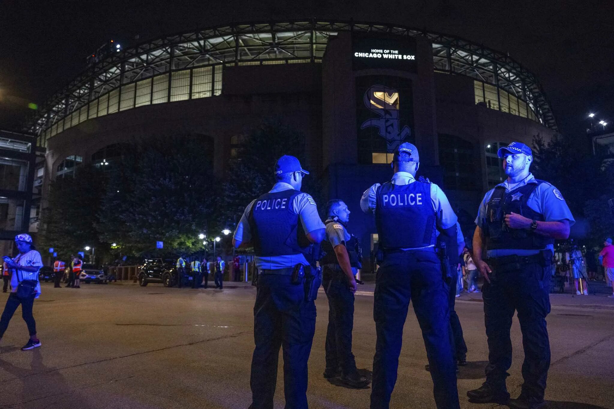 Полиция стадион. Чикаго 2023. Чикаго в 2023 году. Разрешение инцидента полиция стадион болельщики.
