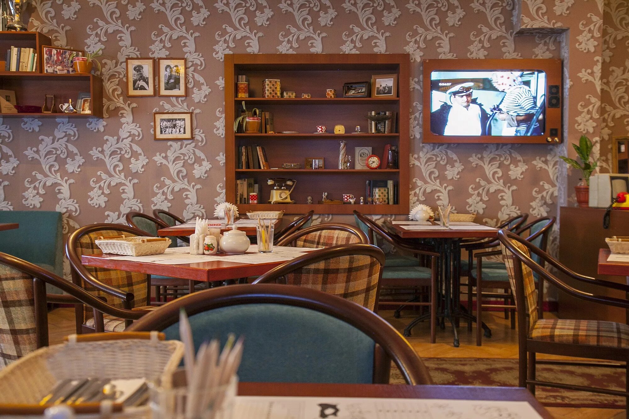 Кухмистр ресторан минск. Ресторан кухмистр людиново. It в ресторане. М белорусская кафе. Мимино кафе белорусская лесная.