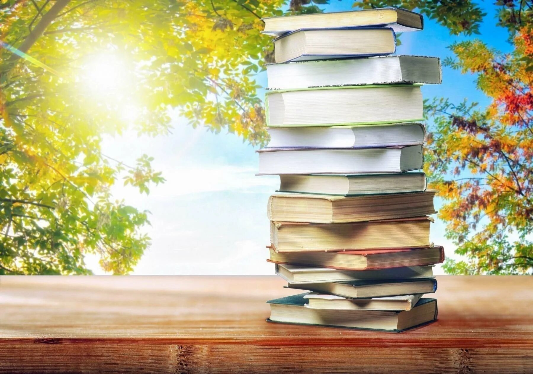 Информация о количестве художественных книг. Библиотека фон. стопка книг. фон книги. красивый фон с книгами.