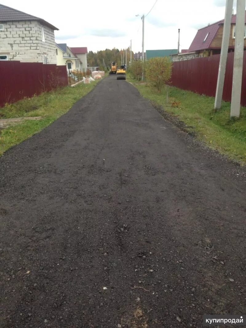 Укладка асфальтовой крошки в москве и московской. Асфальтная крошка дорога. Асфальтовая крошка на Пожарского Ярославль. Асфальтовая крошка ЗИЛ. Дороги из асфальтовой крошки.