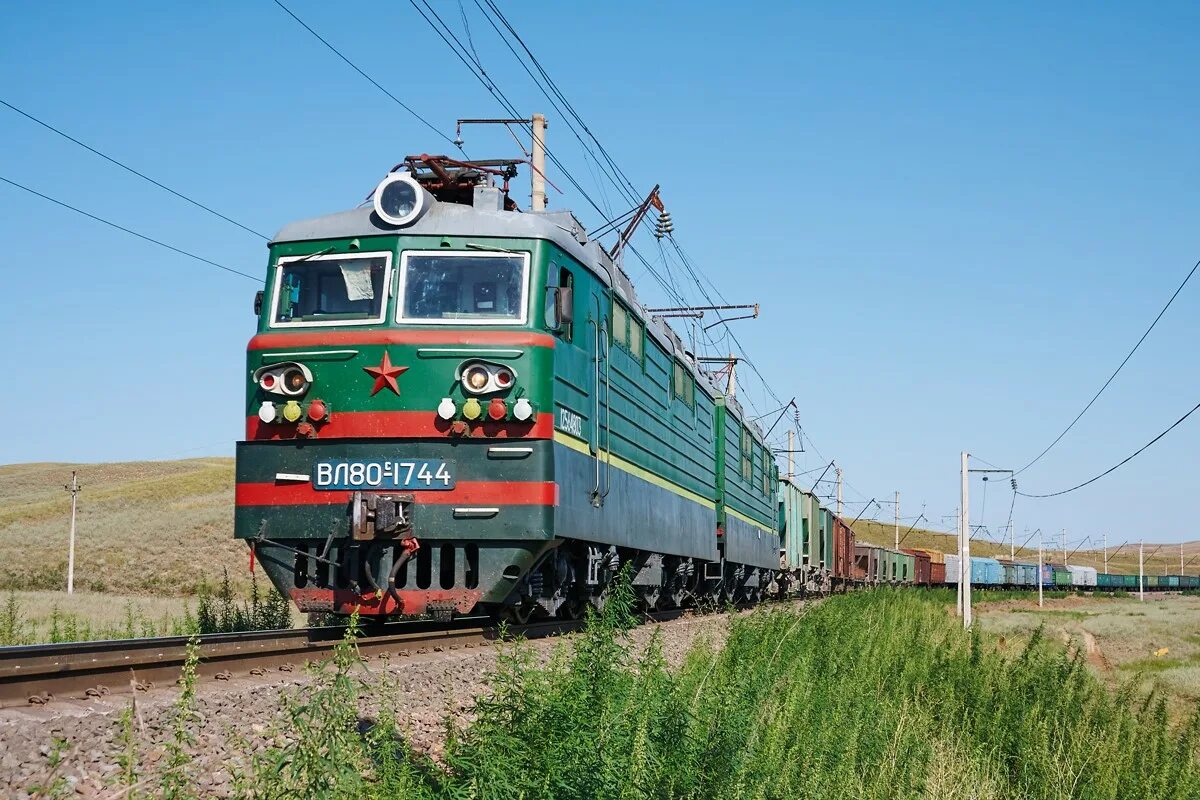 Поезда песни железной дороги. Вл80 электровоз. Грузовой Локомотив вл80. Вл80с Казахстан. Вл80с 2022.