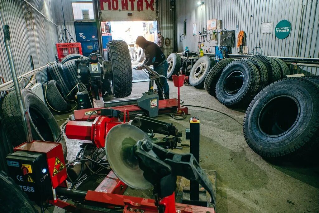 Воронежская 129 Хабаровск. Трак поинт Великие Луки. Магазин грузовых шин Bridgestone Truck point. Воронежское шоссе 129 Хабаровск. Трак поинт