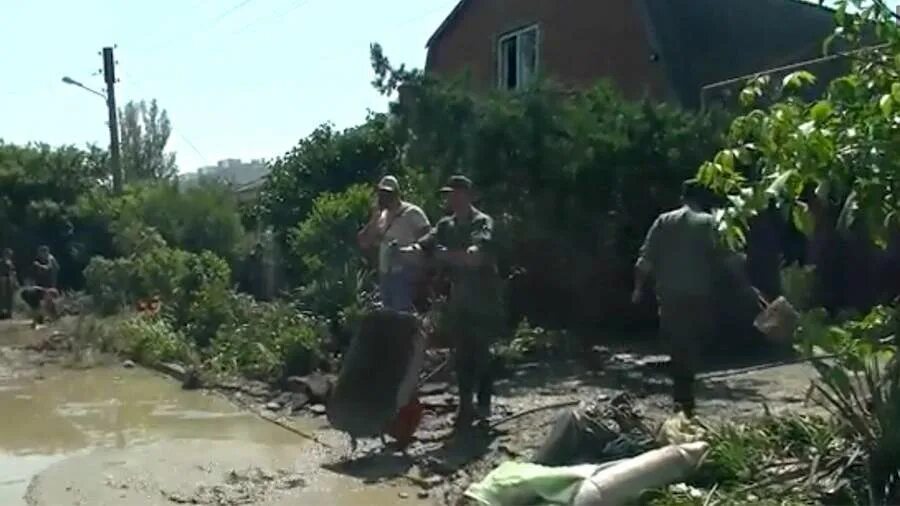 Крым раненые. Военные помогают Крыму водой.