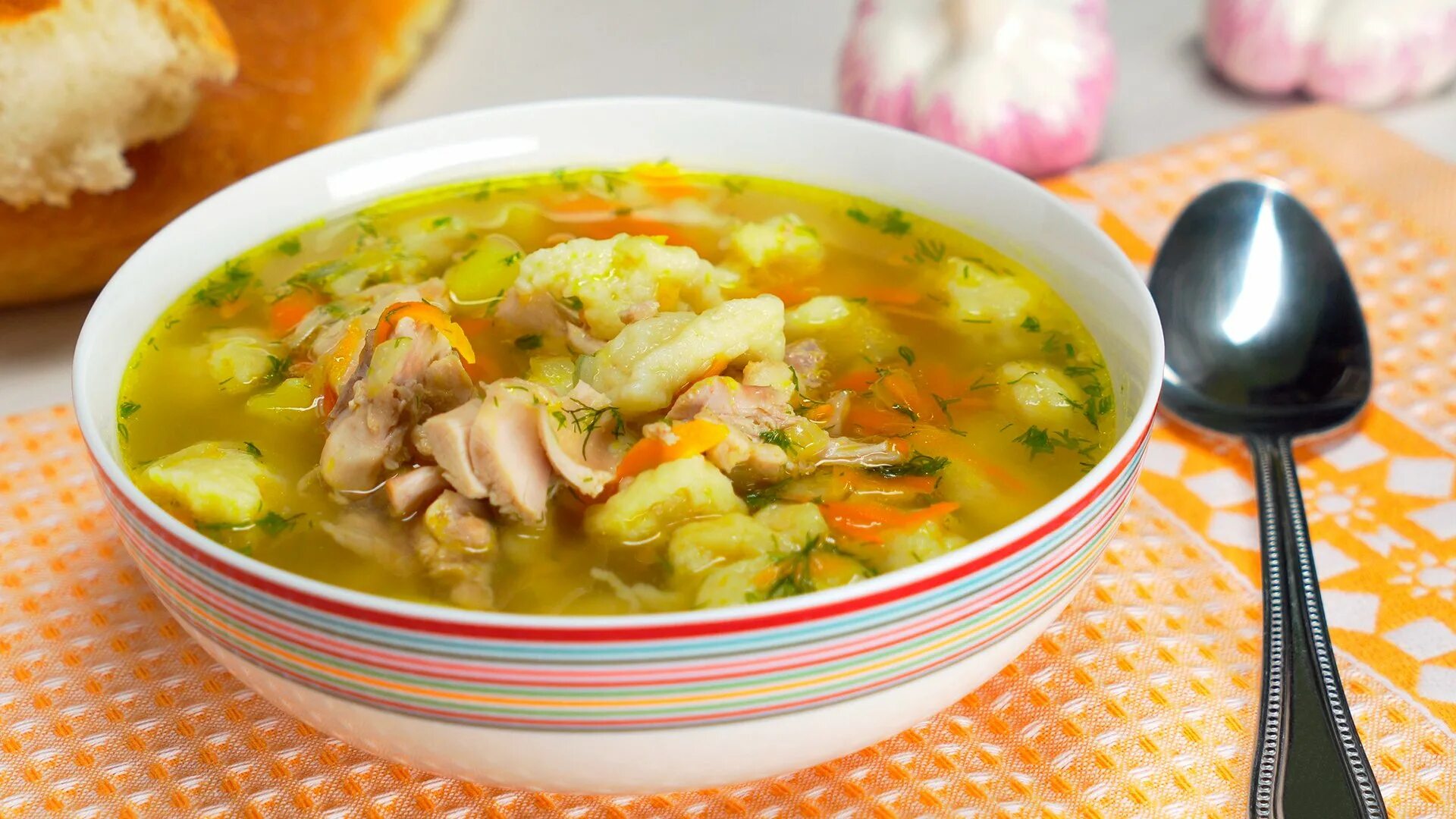 Суп с мясом курицы и картошкой. Суп с клецками. суп с клёцками на курином бульоне. бабушкин супчик суп с клецками. крупник (суп).