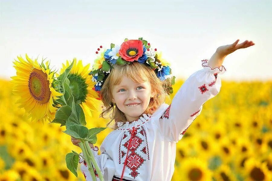 Завжди буде завжди. Дети в вышиванках. Украинка в поле. День независимости Украины. Украинские дети в вышиванках.