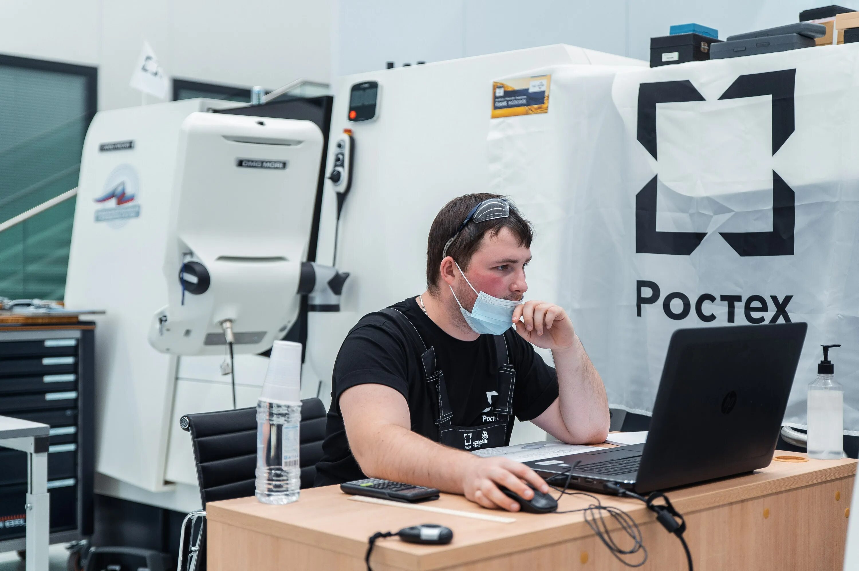 Сотрудников оборонных предприятий