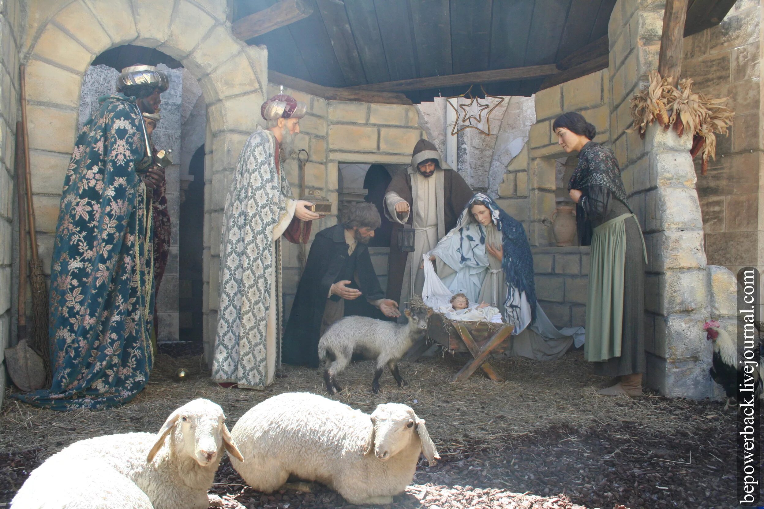 Где родился христос город. Рождение Иисуса Христа в Вифлееме. Место рождения Иисуса Христа Вифлеем. Иерусалим Вифлеем вертеп Иисуса Христа ясли Иисуса Христа. Вертеп Рождества Христова в Вифлееме.