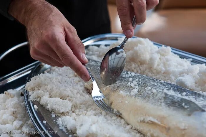 В каких блюдах используют соль. Рыба в соли. Сибас в соли. Сибас рыба в соли. Рыба приготовленная в соли.