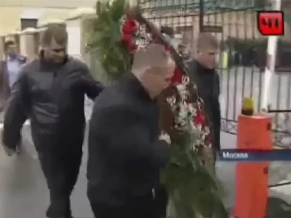 Сектор газа на могилках пьют. И снова на могилках пьют кенты. Сектор газа - и снова водку пьют кенты. Сектор газа на могилках пьют. Песню на могилках пьют кенты.