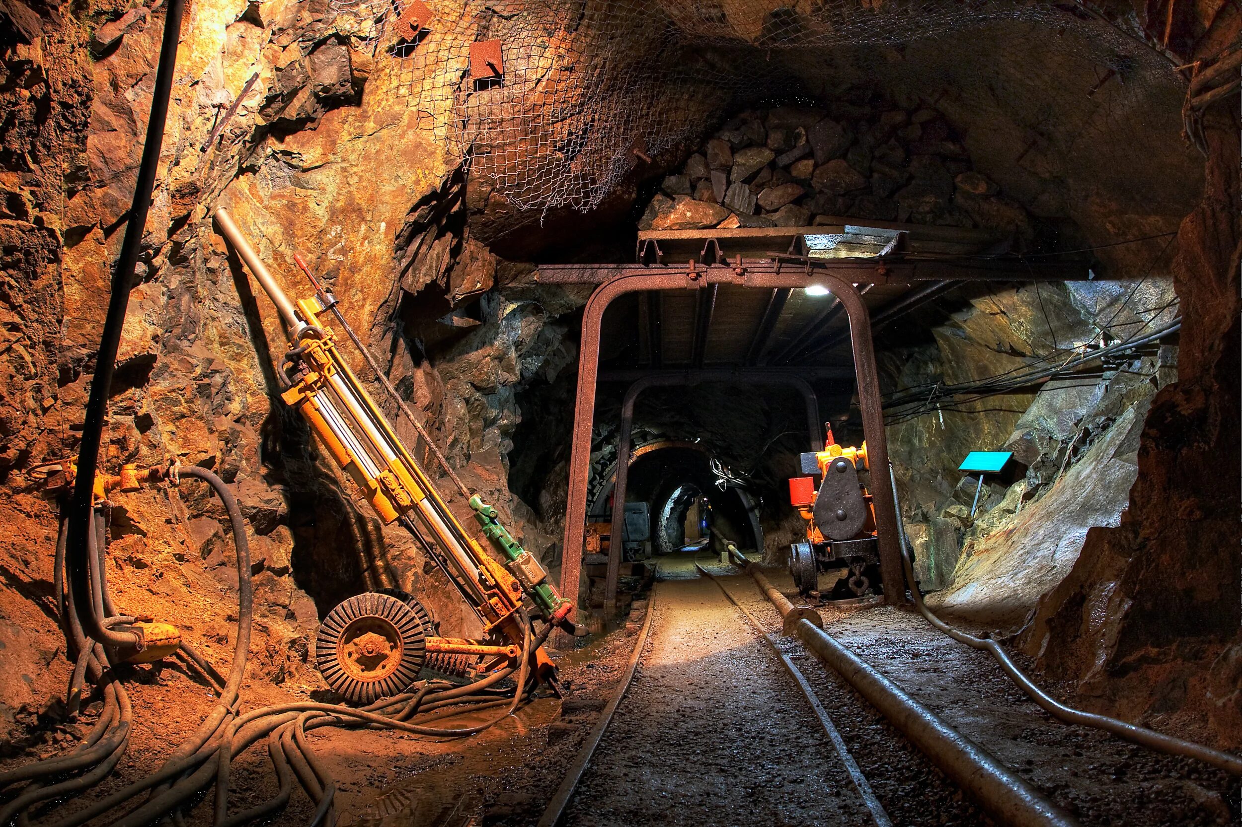 Добыча железной руды. Добыча железной руды в шахте. Шахта по добыче руды. Подземный рудник.