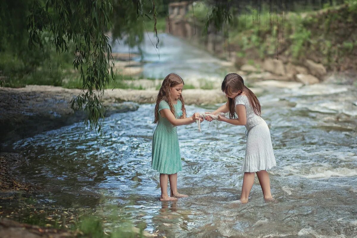 Подруги на речке. Подруги на речке. Две девушки в лодке. Девушка в лодке. С подругой на речке.