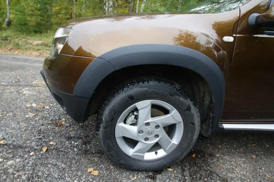 Арки дастер. Расширители арок дастер 2021. Рено дастер широкие расширители арок. Арки дастер. Универсальные расширители арок на рено дастер.