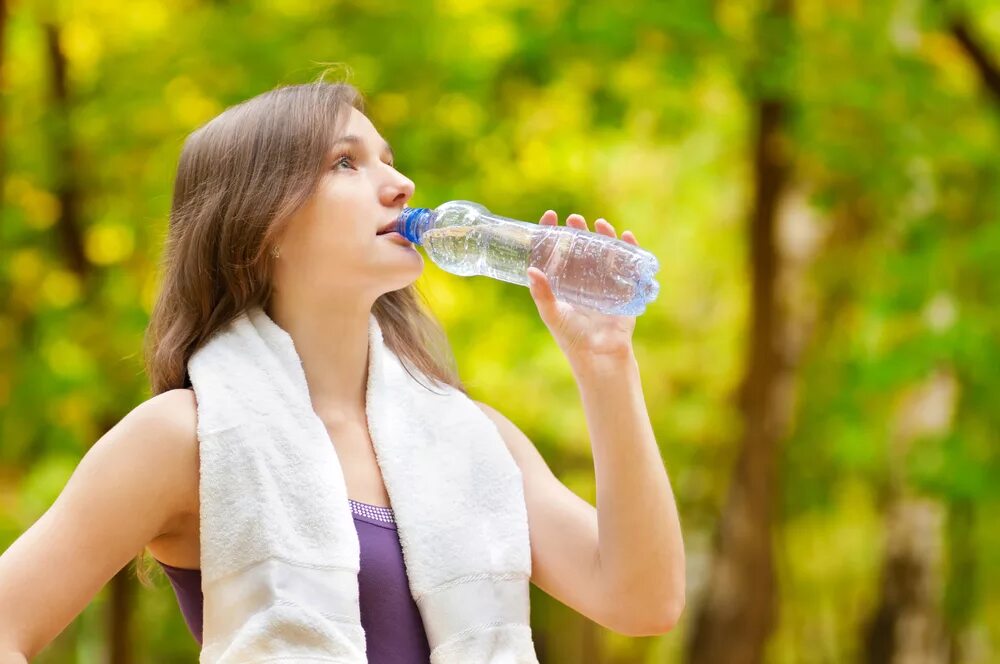 Пение воды. Девушка пьет. Пить воду. Женщина со стаканом воды. Человек пьет воду.