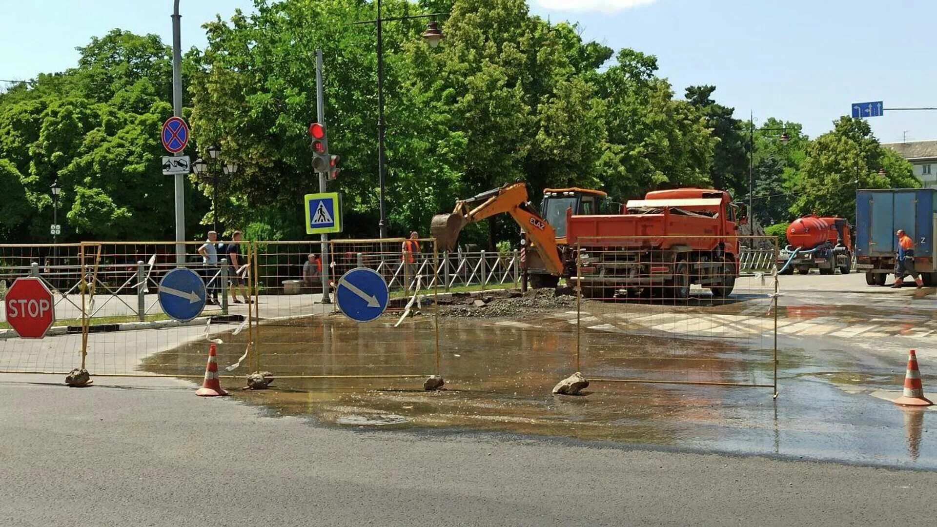 Почему нет воды в симферополе. Авария водоснабжения. ДТП Симферополь центр города. Авария на водопроводе. Симферополь отключили воду.