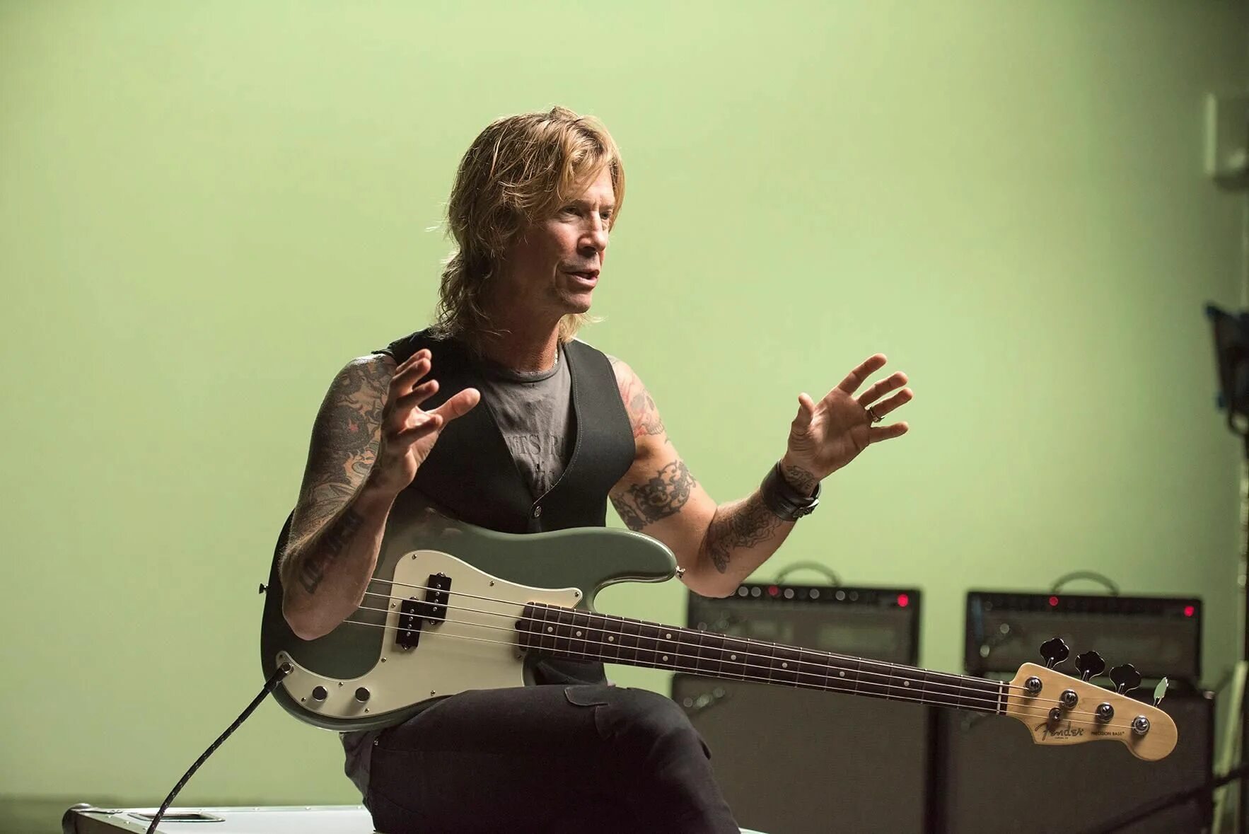 Many bass. Дафф Маккаган. Дафф Маккаган бас. Толстый Дафф Маккаган. Bass Duff MCKAGAN Fender Red.