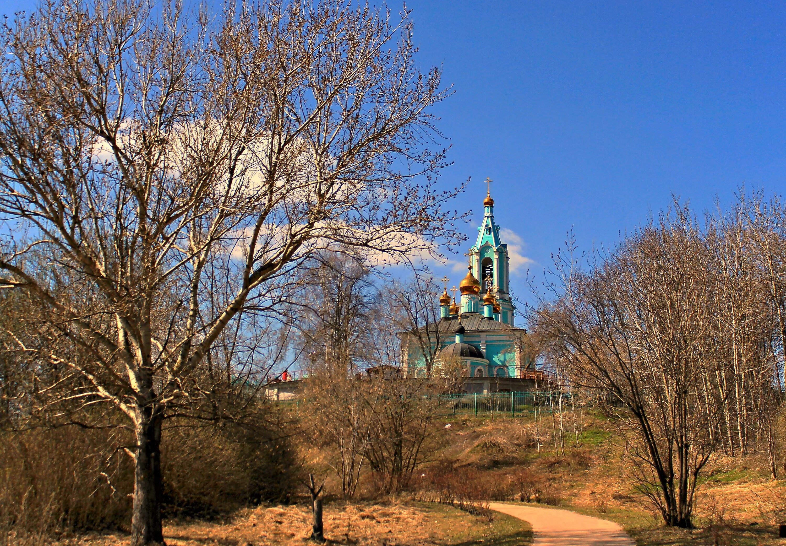 Церковь на холмах. Храм Рождества Богородицы в Крылатском. Храм Богородицы на Крылатских холмах. Крылатские холмы Церковь. Церковь Рождества Пресвятой Богородицы в Крылатском, Москва.