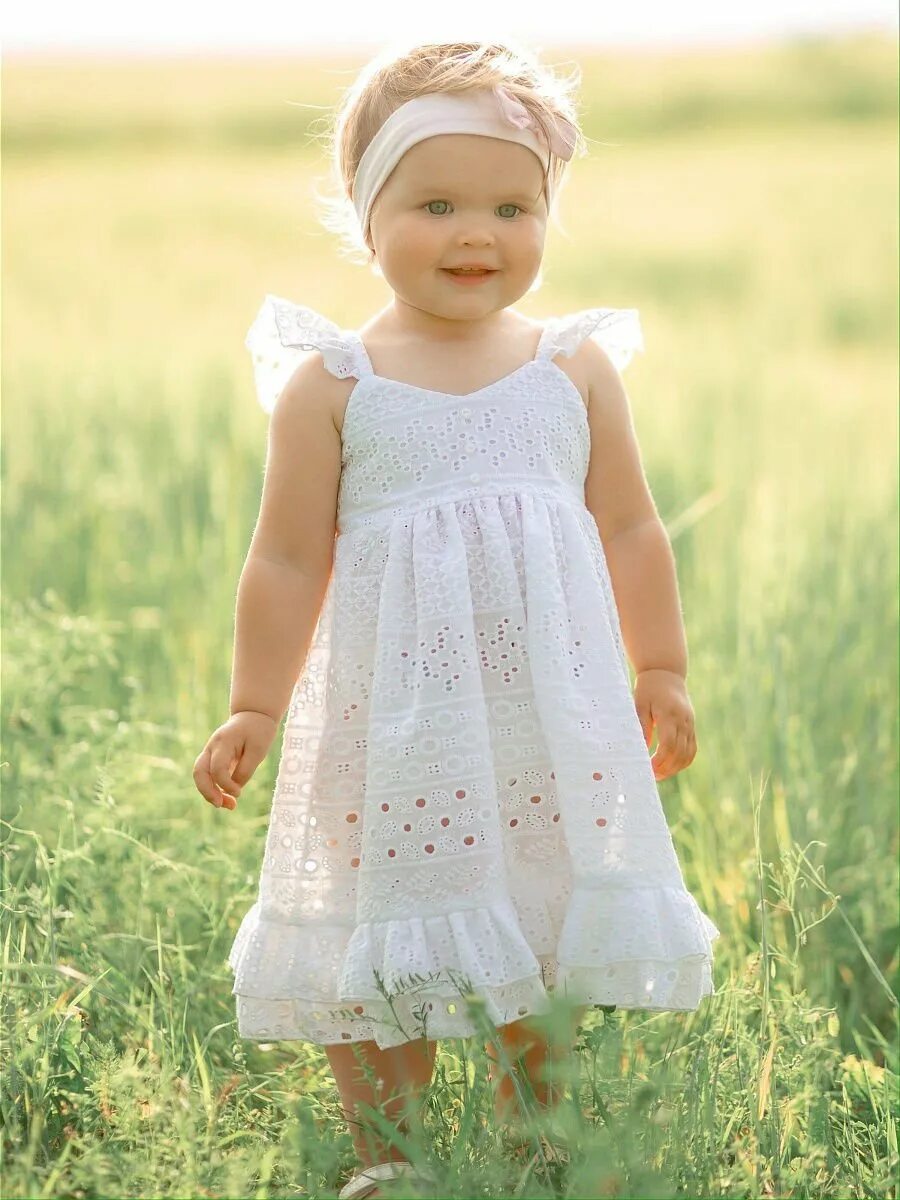 Кудрявая девочка. Белое платье для девочки. Девочка в белом платьице давай. Девочка в платьице. Платье для девочки.