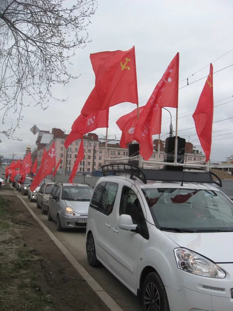 9 мая в пермском крае. Автопробег 9 мая. Автопробег Пермь. Автопробег Знамя Победы старые машины. Автопробег ко Дню Победы флаги.