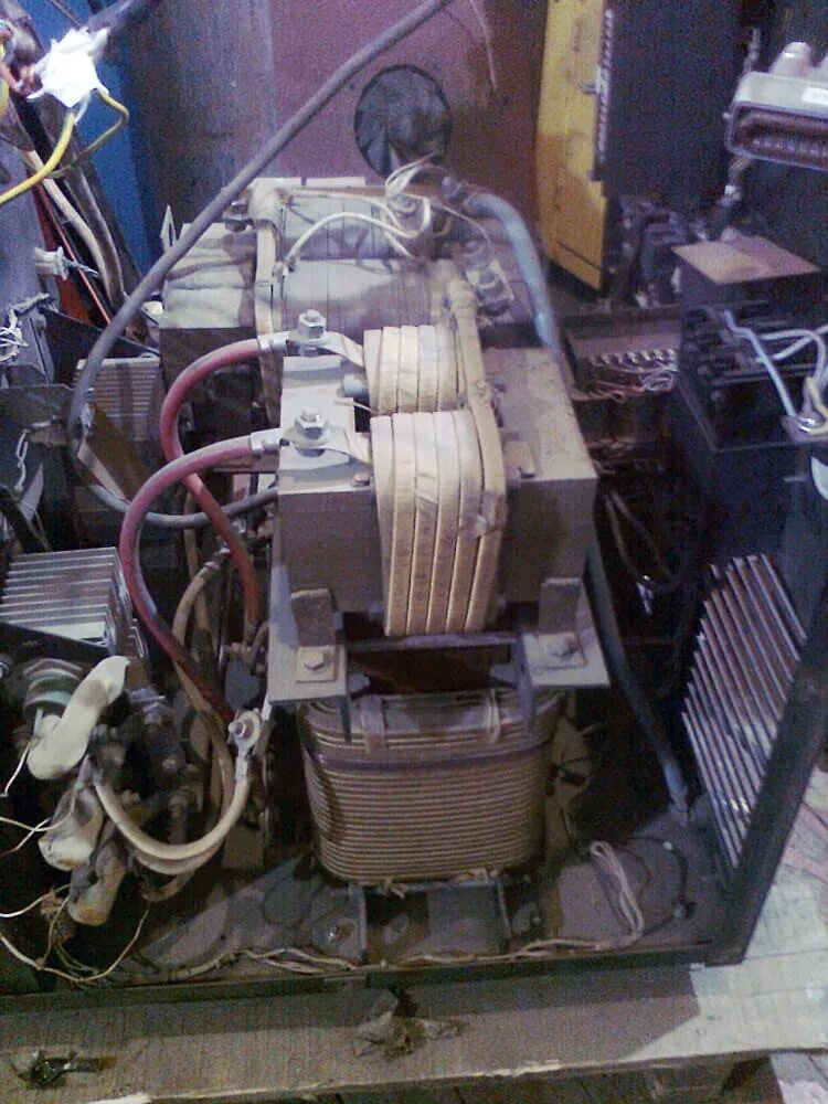 Сварочный трансформатор русич аргоновая сварка. Трансформатор для сварочного аппарата 2. Сварочный трансформатор разобрал. Сварочный аппарат трансформаторный на 250а. Советский сварочный полуавтомат импульс.