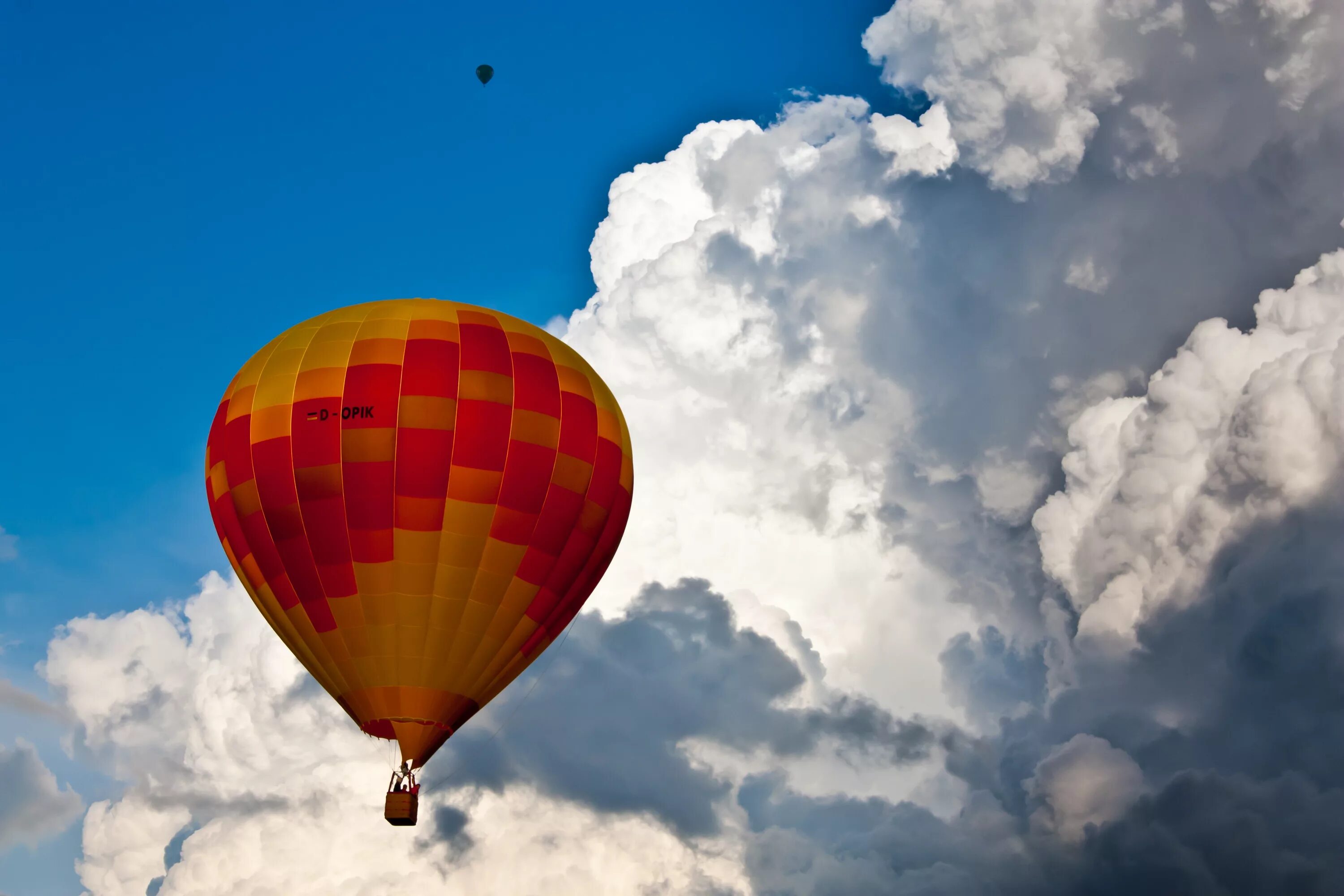 Картинки воздушный. Воздушный шар с корзиной в небе. Летающий воздушный шар. Воздушный шар падает. Шар в небе с корзиной.