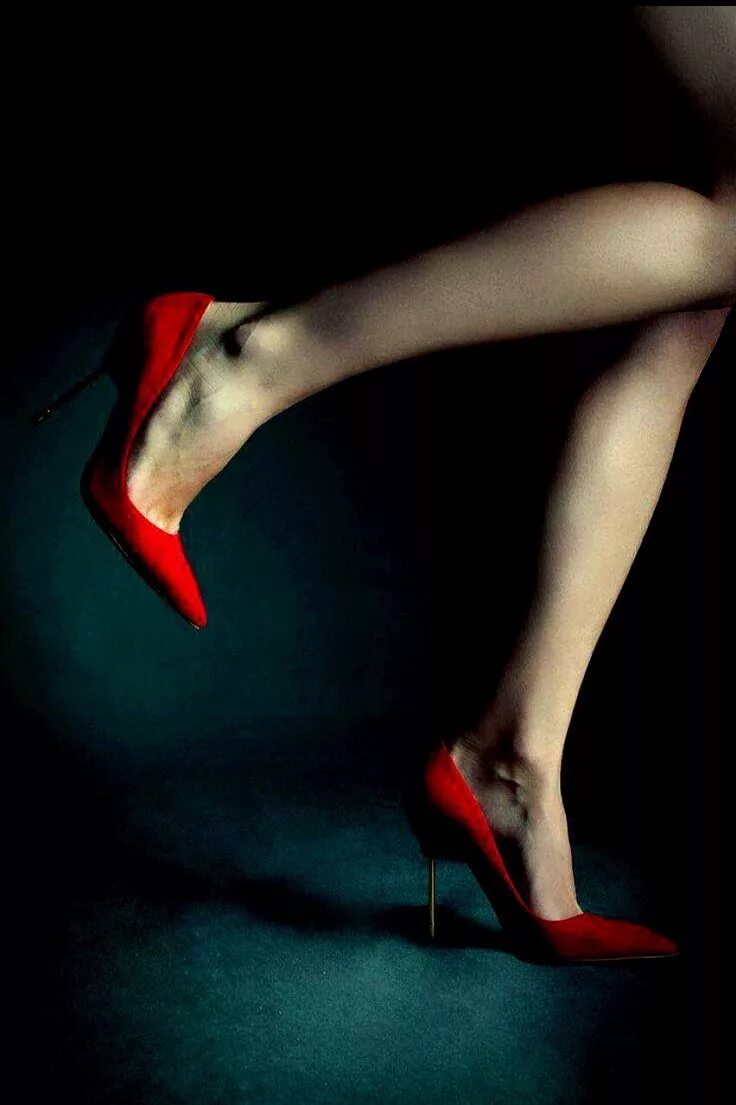 Red legs. Ножки в красных туфельках. Красивые ножки с красными пятками. Красивые женские ножки с красными ногами. Красные женские пятки.