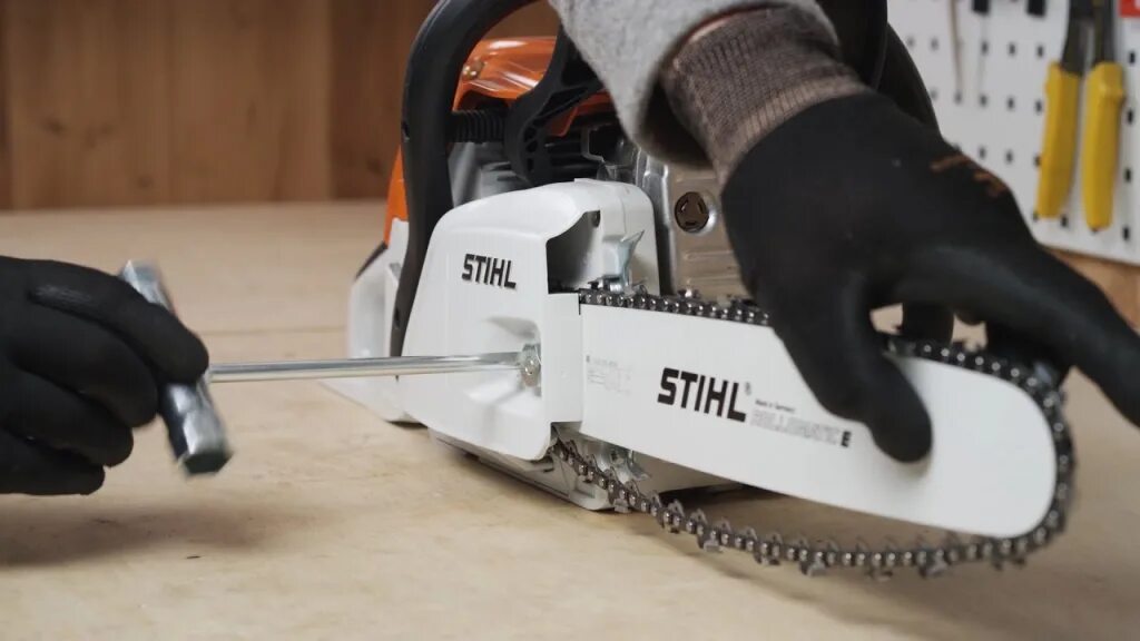 Stihl MS 291. Бензопила штиль самонатяжка цепи. Stihl MS 390 направляющие цепи. Натяжка бензопилы штиль.