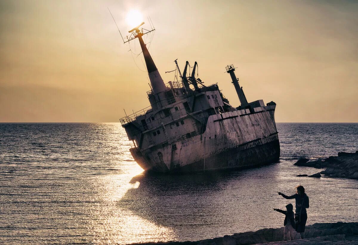 Корабли садятся на мель. Кипр корабль севший на мель. Заброшенный корабль World Discoverer. Кораблекрушение Edro III. Кипр заброшенный корабль.