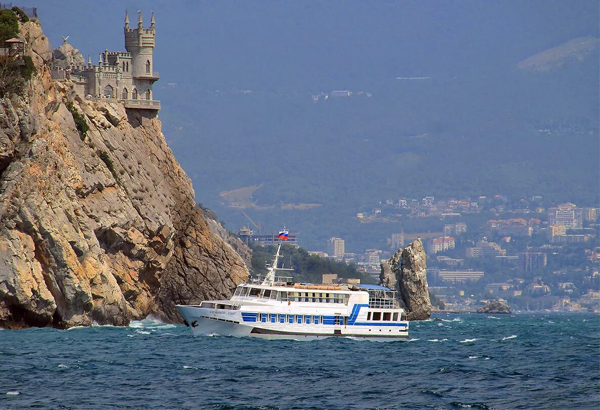 Морская прогулка экскурсия Ялта Ласточкино гнездо. Теплоход Ялта Ласточкино гнездо. Морская прогулка к Ласточкиному гнезду. Севастополь Ласточкино гнездо.