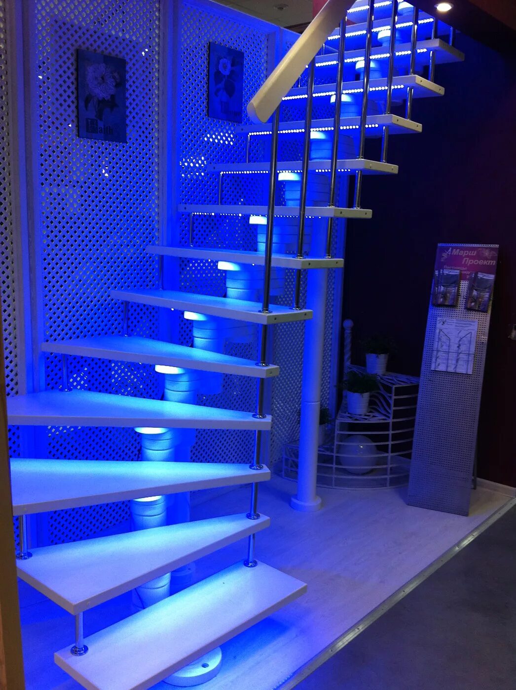 подсветка ступенек на лестнице. светящаяся лестница. подсветка ступенек на лестнице. стеклянная лестница с подсветкой. подсветка ступеней.