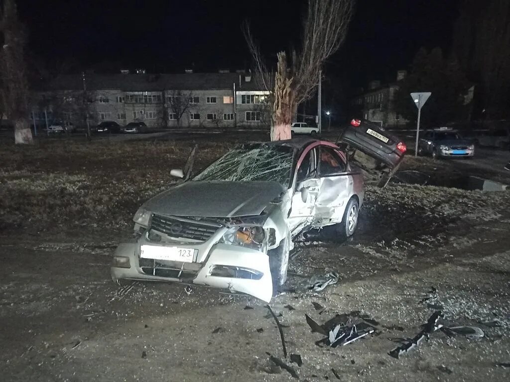 Что за авария случилась армавир красная поляна. Фура машина. Авария на гос трассе армавир. Дтп армавир трасса. Дтп армавир 23 февраля 2022.