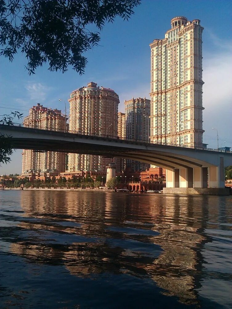 Строгино город москва. Мост Щукино Строгино. Щукинская мост Строгино мост. ЖК Алые паруса Строгино. Район Щукино Алые паруса.