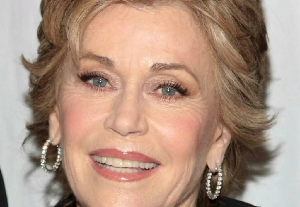 Фото лиц женщин 50 лет. Лифтинг макияж Джейн фонда. Jane Fonda глаза. Макияж в возрасте. Макияж глаз для пожилых женщин.