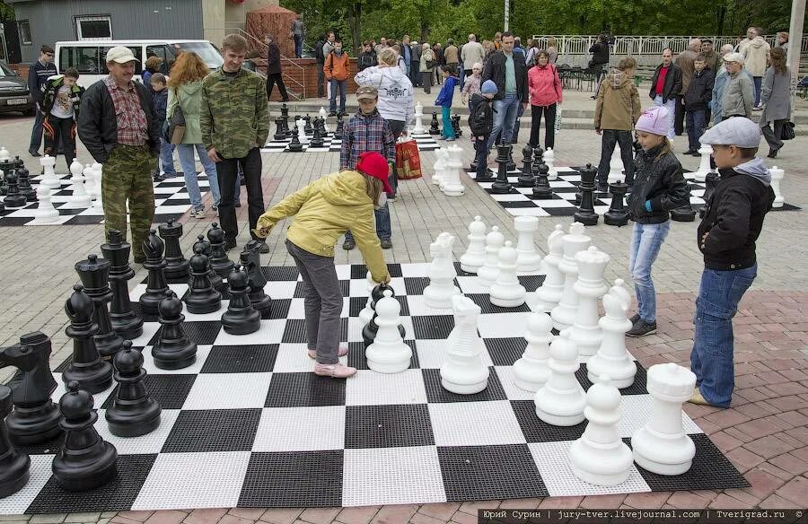 О шахмате. Шахматно шашечный павильон Измайловского парка. Шахматная игра. Парк с шахматными фигурами. Игра в большие шахматы.