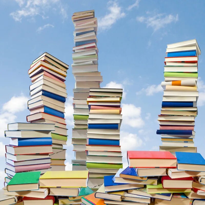 полки для книг. составить предложение со словом гора. стопка книг на белом фоне. саморазвитие и успех. гора книжек.