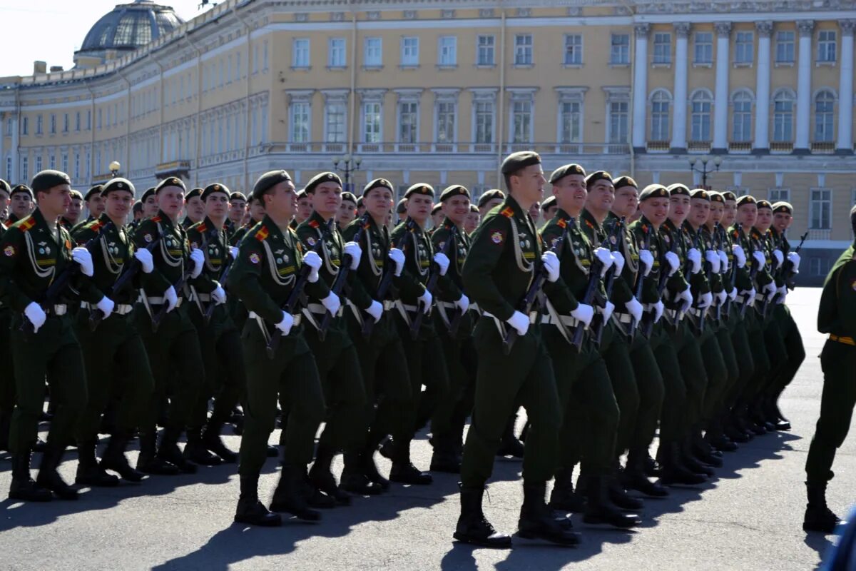 Парад победы таллине площадь победы. Знамя победы на параде. Гремит парад. Парад победы 1993. Военный парад.
