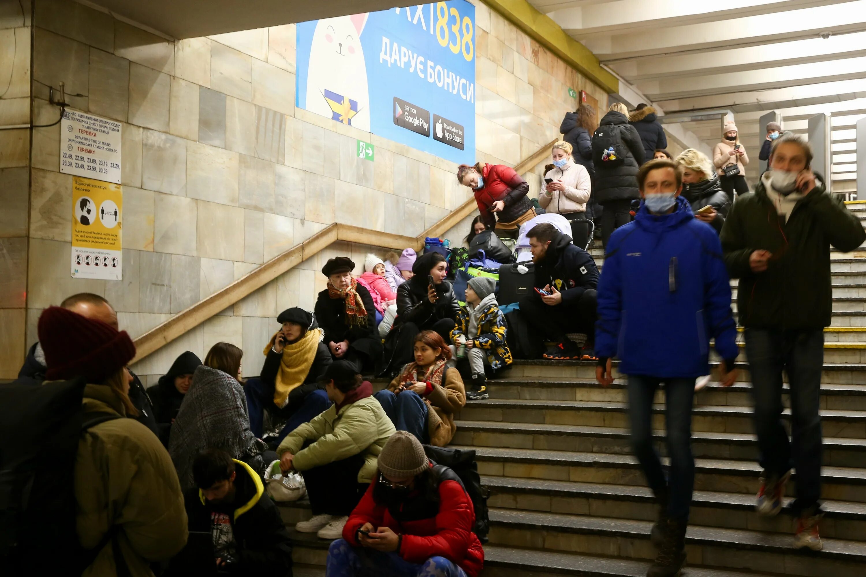 Новости украина 1 час назад. Украинцы ночуют в метро. Люди в метро. Много народу в метро.