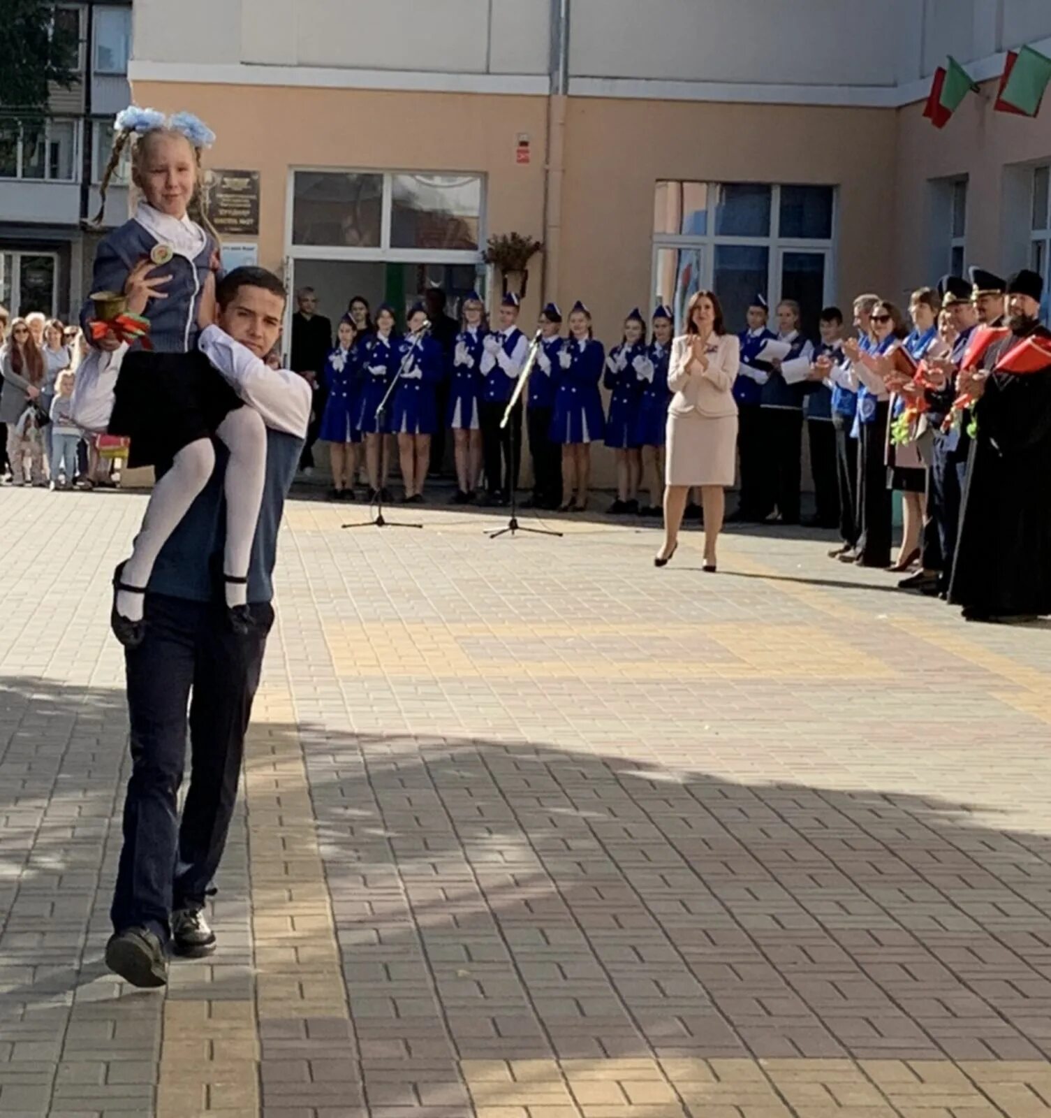 Школьная линейка. Школа 1571 учителя. На линейке 1 сентября девочки. С 1 сентября 2022 в школах. Будет 1 сентября 2022 года.