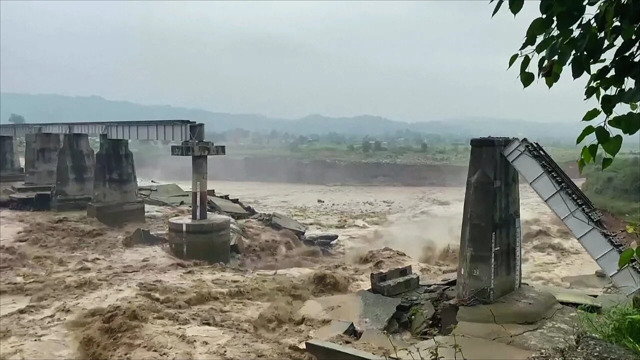 Наводнение в Индии 2022. Проливные дожди в Индии 2022. Наводнение в Индии. Плотина.