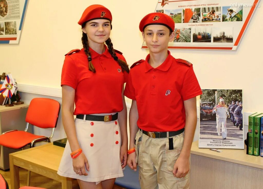 Школьная форма великий новгород большая московская 80. Баннер одежда к школе. Форма для школьников. Детская спортивная форма. Юнармейцы форма.