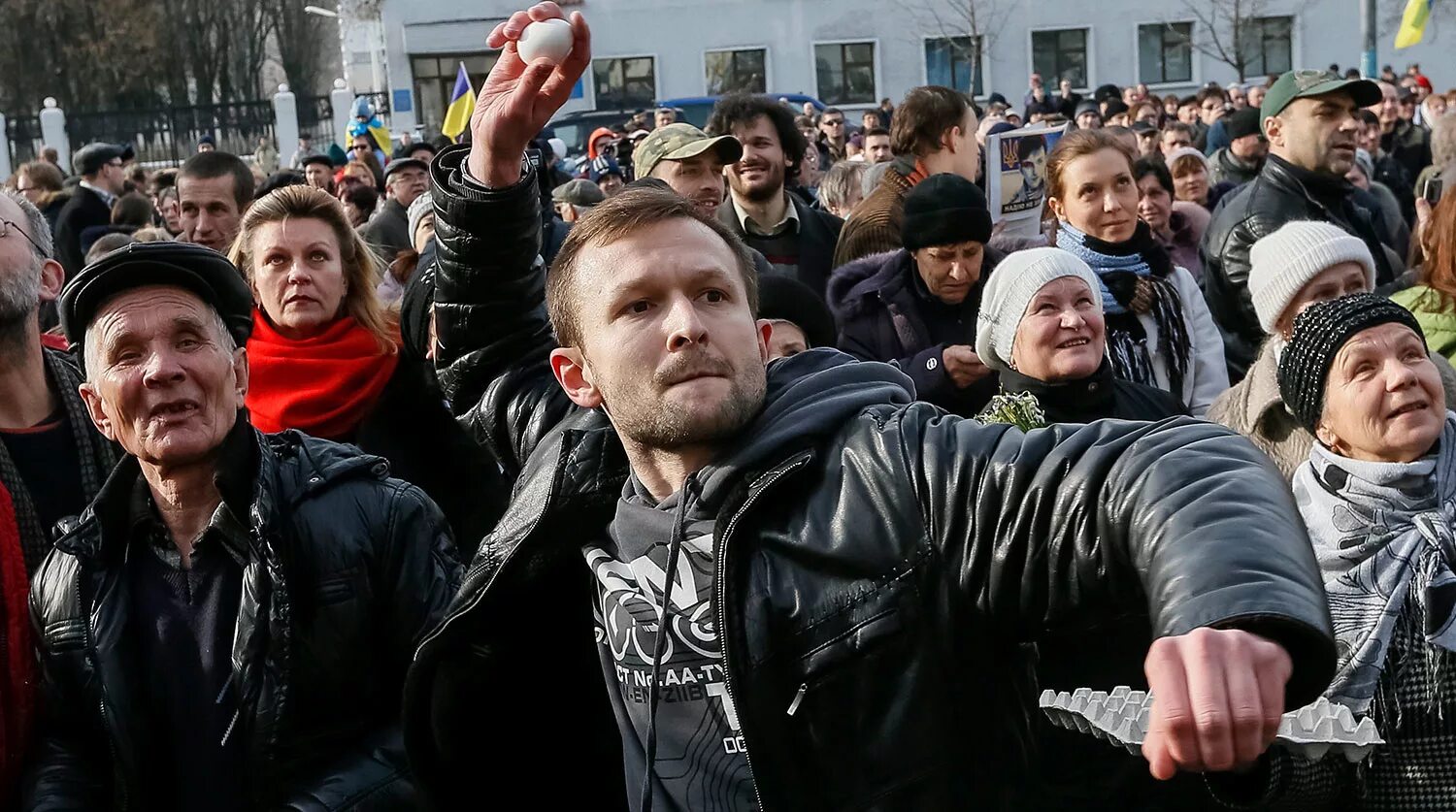 Недовольная толпа. Толпа Россия. Агрессия толпы. Люди недовольны Россия. Украинцев призывают